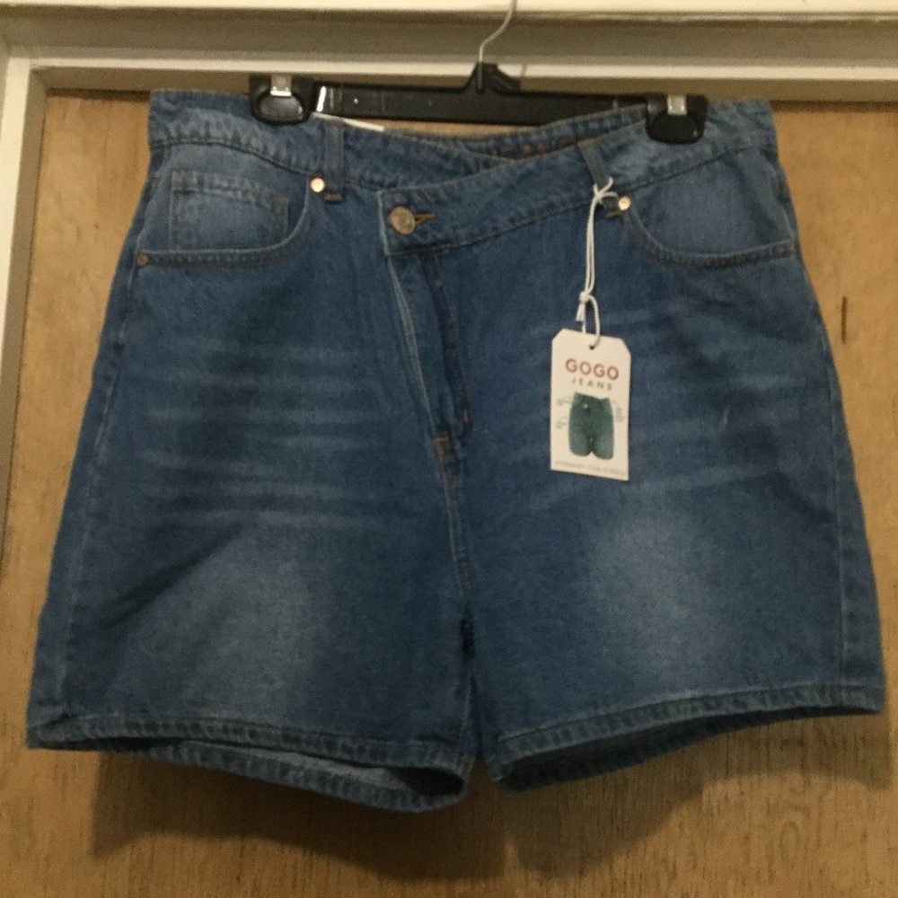 NWT Gogo jean shorts with slanted button, size 15 High rise denim